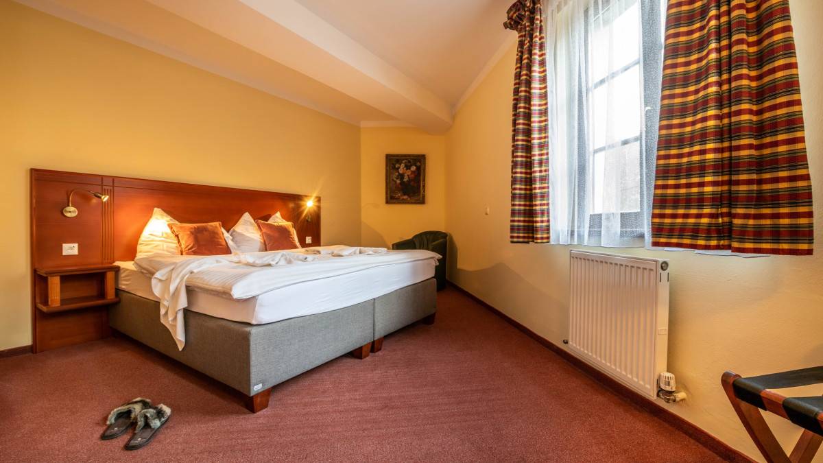 Deluxe King Size Bed+