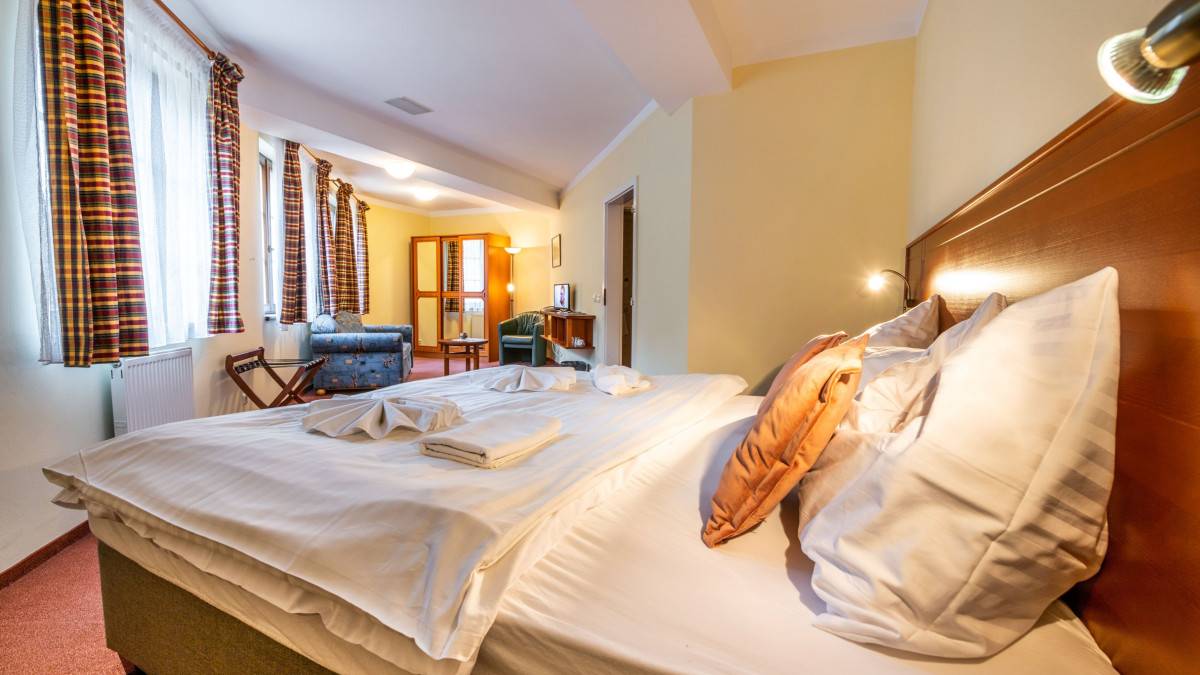 Deluxe King Size Bed+