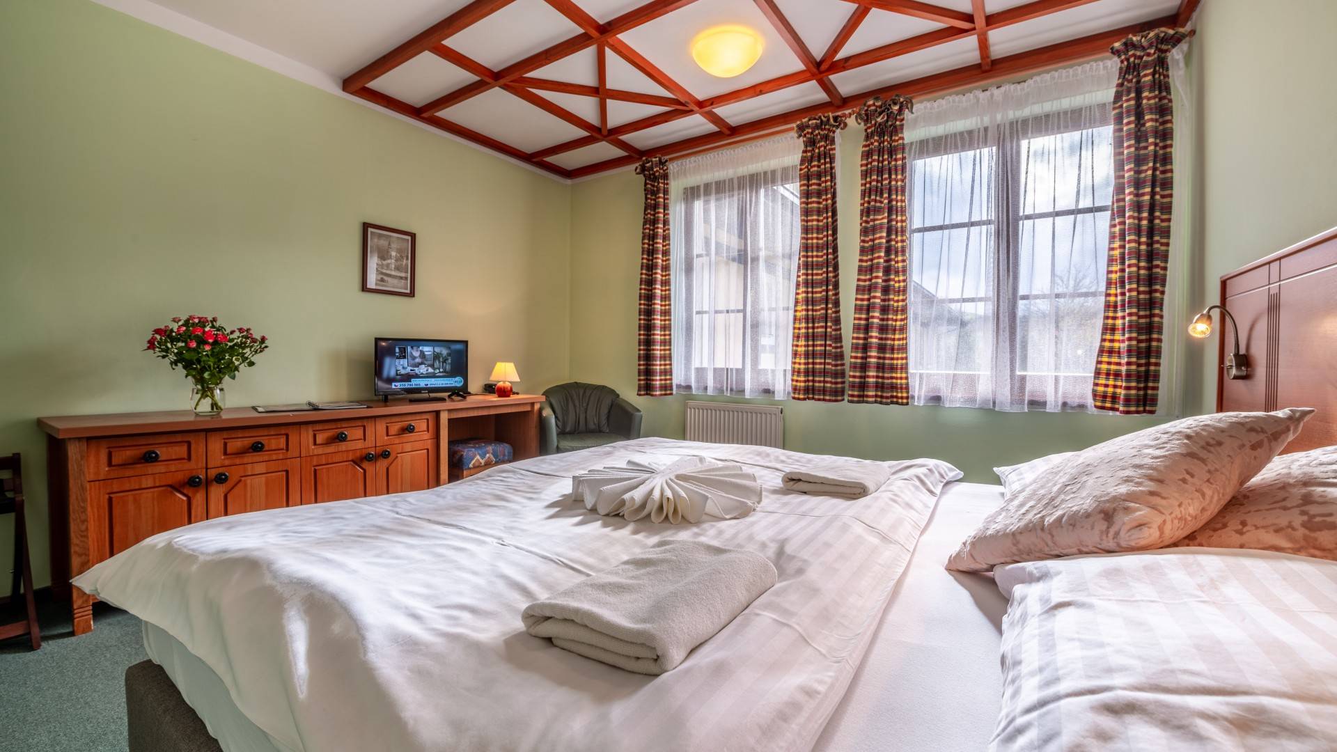 Deluxe king size s papučkami, županom a kávovým servisom - Hotel GOLFER